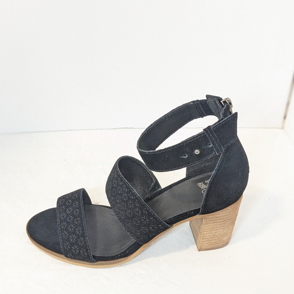 NWOT Frye and CO suede sandals - Picture 9 of 16